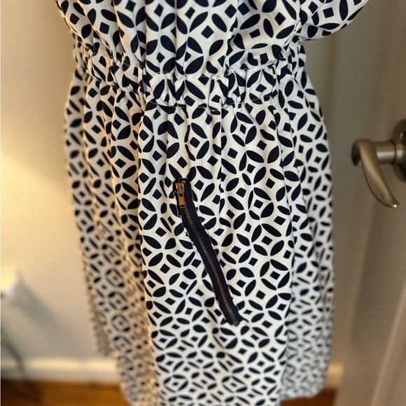 Elegant Black and White Geometric Dress - Picture 6 of 11